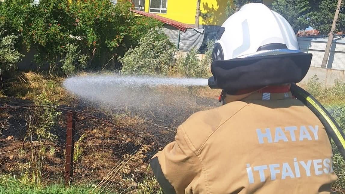 HATAY'IN ALTINÖZÜ VE ARSUZ İLÇELERİNDE BAHÇEDE ÇIKAN YANGIN, İTFAİYE EKİPLERİNİN HIZLI...