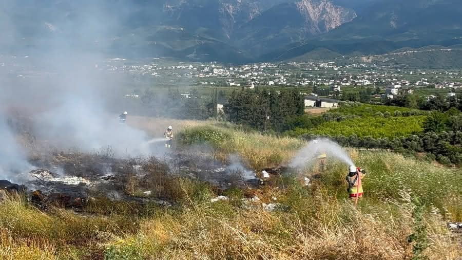 HATAY'IN ALTINÖZÜ VE ARSUZ İLÇELERİNDE BAHÇEDE ÇIKAN YANGIN, İTFAİYE EKİPLERİNİN HIZLI...