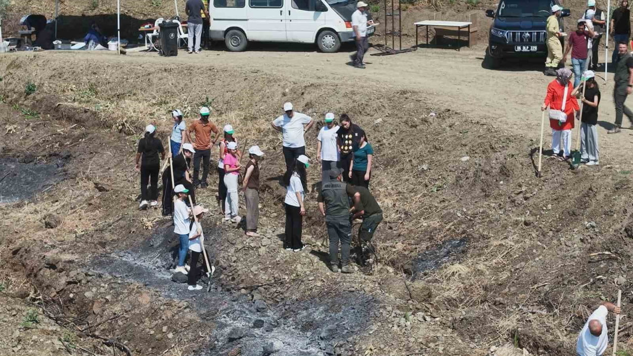 HATAY'IN ANTAKYA İLÇESİNDE GEÇEN YIL YAŞANAN ORMAN YANGINLARINDAN ZARAR GÖREN ALANA ÇOCUKLARLA...