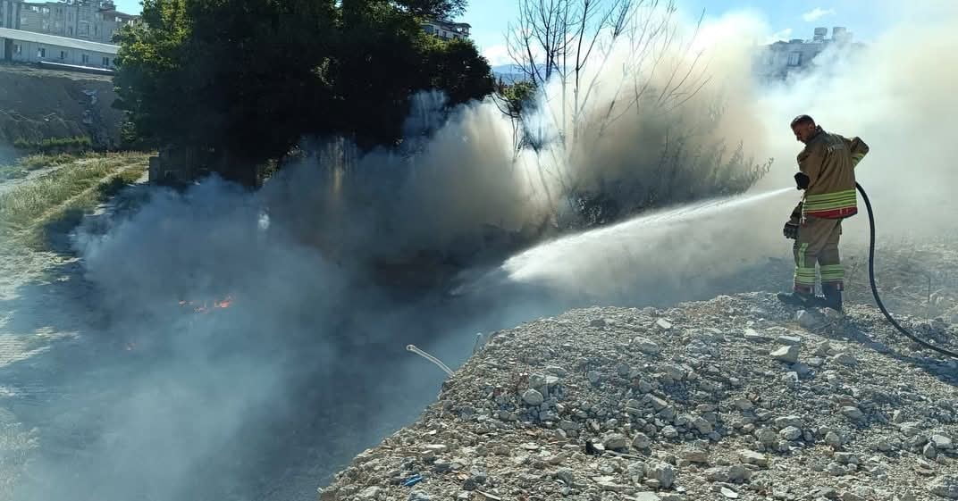 HATAY'IN ANTAKYA İLÇESİNDE  HURDALIK VE ÇÖPLÜK ALANDA ÇIKAN YANGIN GENİŞ ALANA SIÇRAMADAN...