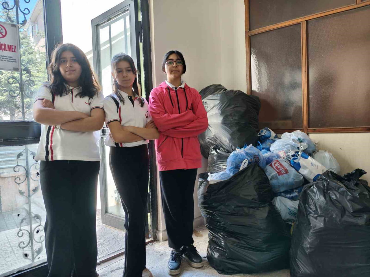 HATAY'IN ANTAKYA İLÇESİNDE YAŞANAN DEPREMLERİN ARDINDAN EVLERİ YIKILAN VE AİLESİYLE BİRLİKTE...