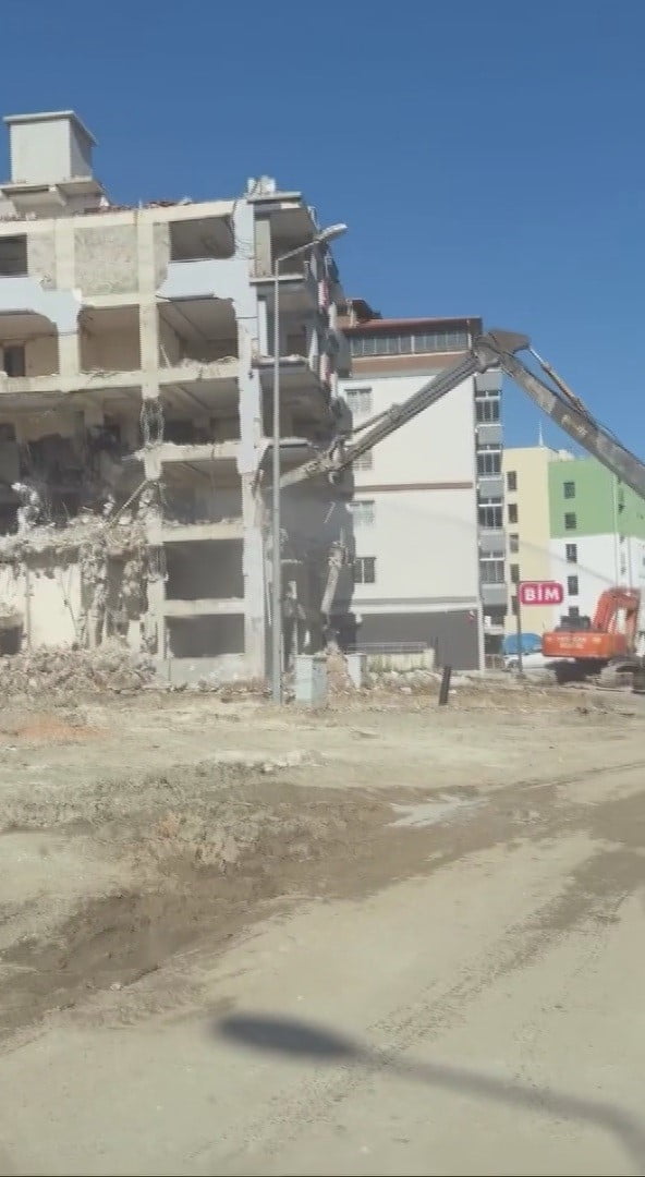 HATAY'IN DEFNE İLÇESİNDE AĞIR HASARLI OLAN 6 KATLI BİNA, MAHKEME SÜRECİNİN TAMAMLANMASININ...