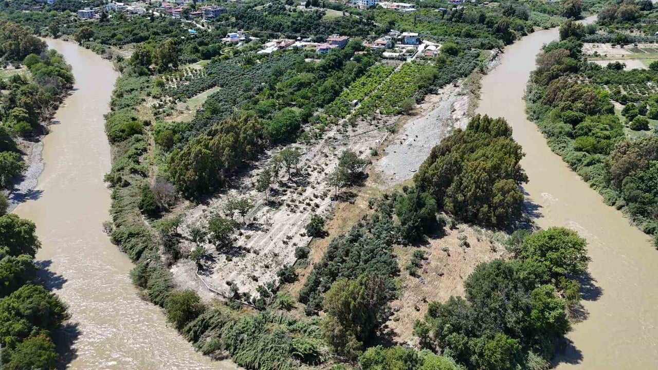 HATAY'IN DEFNE İLÇESİNDE BİR ÇİFTÇİNİN ONLARCA DÖNÜM ARAZİSİ, AŞIRI YAĞIŞLARLA DEBİSİ ARTAN ASİ...