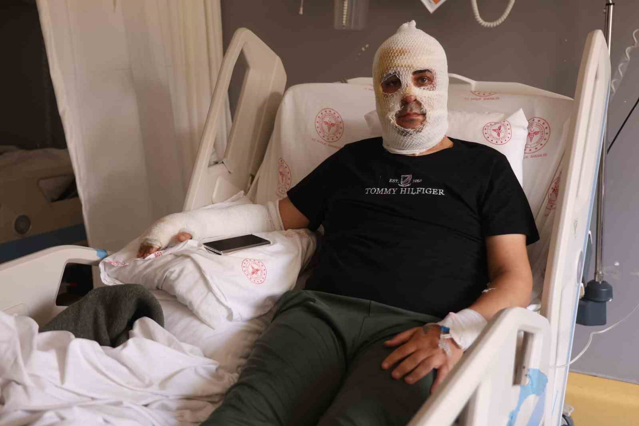 HATAY'IN DEFNE İLÇESİNDE TOSTÇULUK YAPAN ESNAF UMUT SOVUKSU’YA AİT OLAN KONTEYNER İŞ YERİ ALEVLERE...