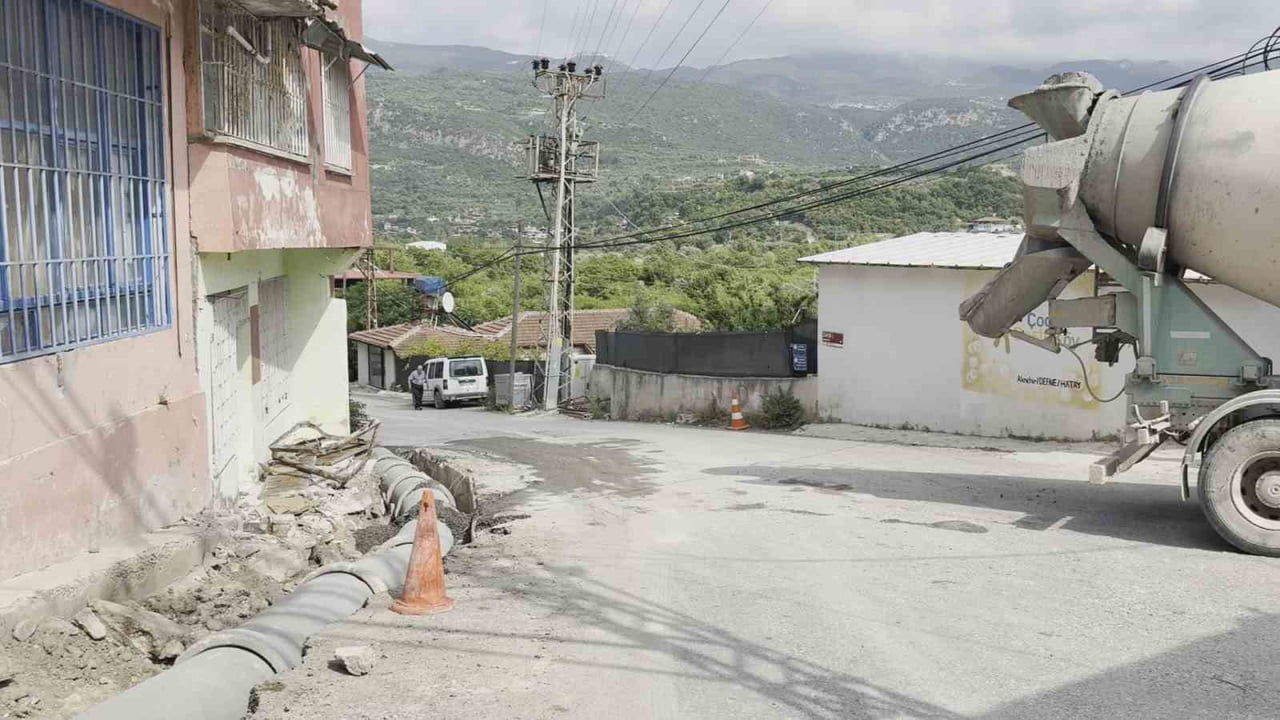 HATAY'IN DEFNE İLÇESİNDE TRAFİKTE SEYRETTİĞİ ESNADA YOLA BETON DÖKEN MİKSER SÜRÜCÜSÜNE 50 BİN TL...