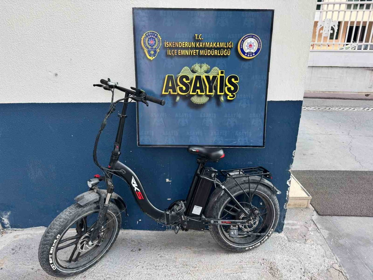 HATAY'IN İSKENDERUN İLÇESİNDE ELEKTRİKLİ BİSİKLET HIRSIZLIĞI ŞÜPHELİLERİ ÇALDIKLARI ELEKTRİKLİ...
