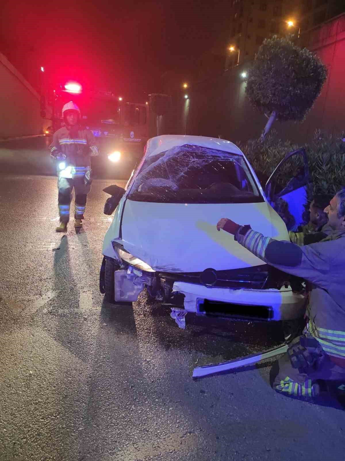 HATAY'IN İSKENDERUN İLÇESİNDE YOL KENARINA OTOMOBİLİN SÜRÜCÜSÜ YARALANDI
