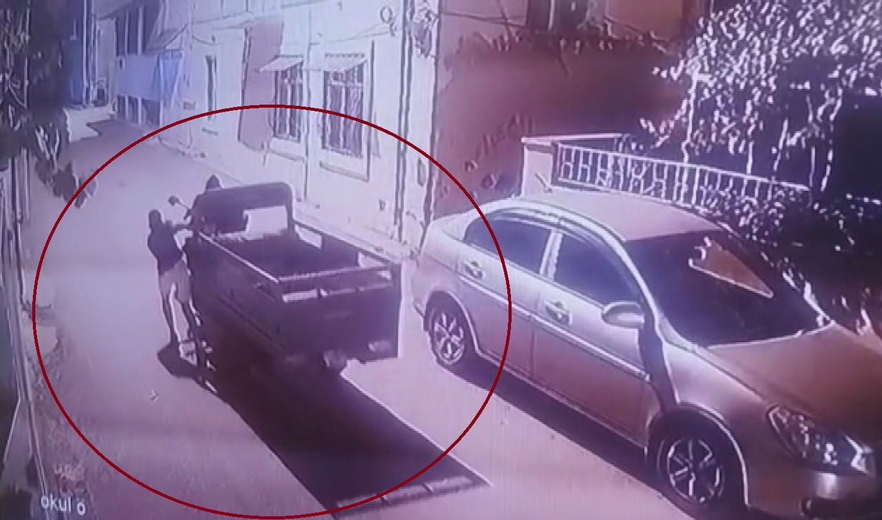 HATAY'IN REYHANLI İLÇESİNDE BİR ESNAFIN MOTOSİKLETİ, İŞ YERİNİN ÖNÜNDEN ÇALAN İKİ HIRSIZ POLİS...