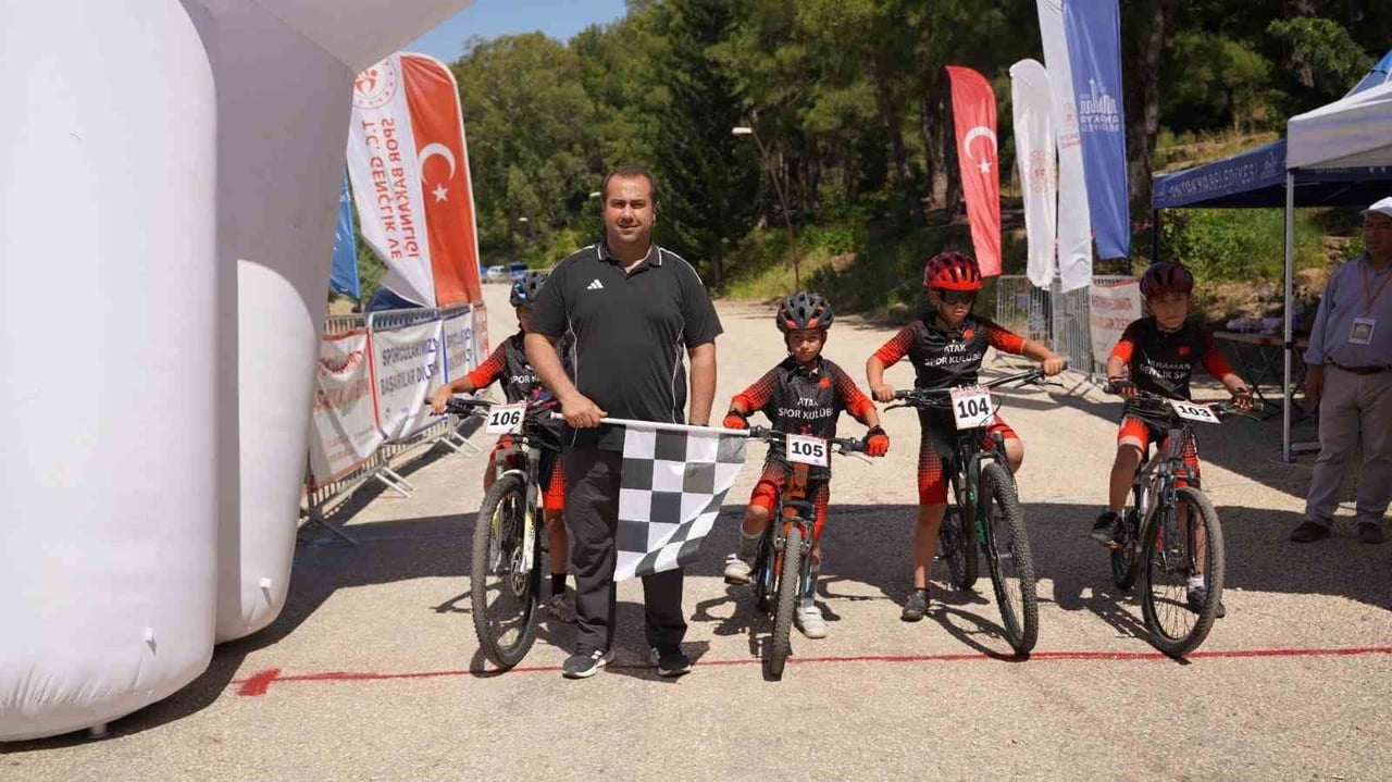 HATAY 2. ETAP BÖLGESEL DAĞ BİSİKLETİ YARIŞMASI’NDA SPORCULAR PARKURDA KIYASIYA MÜCADELE EDERKEN...