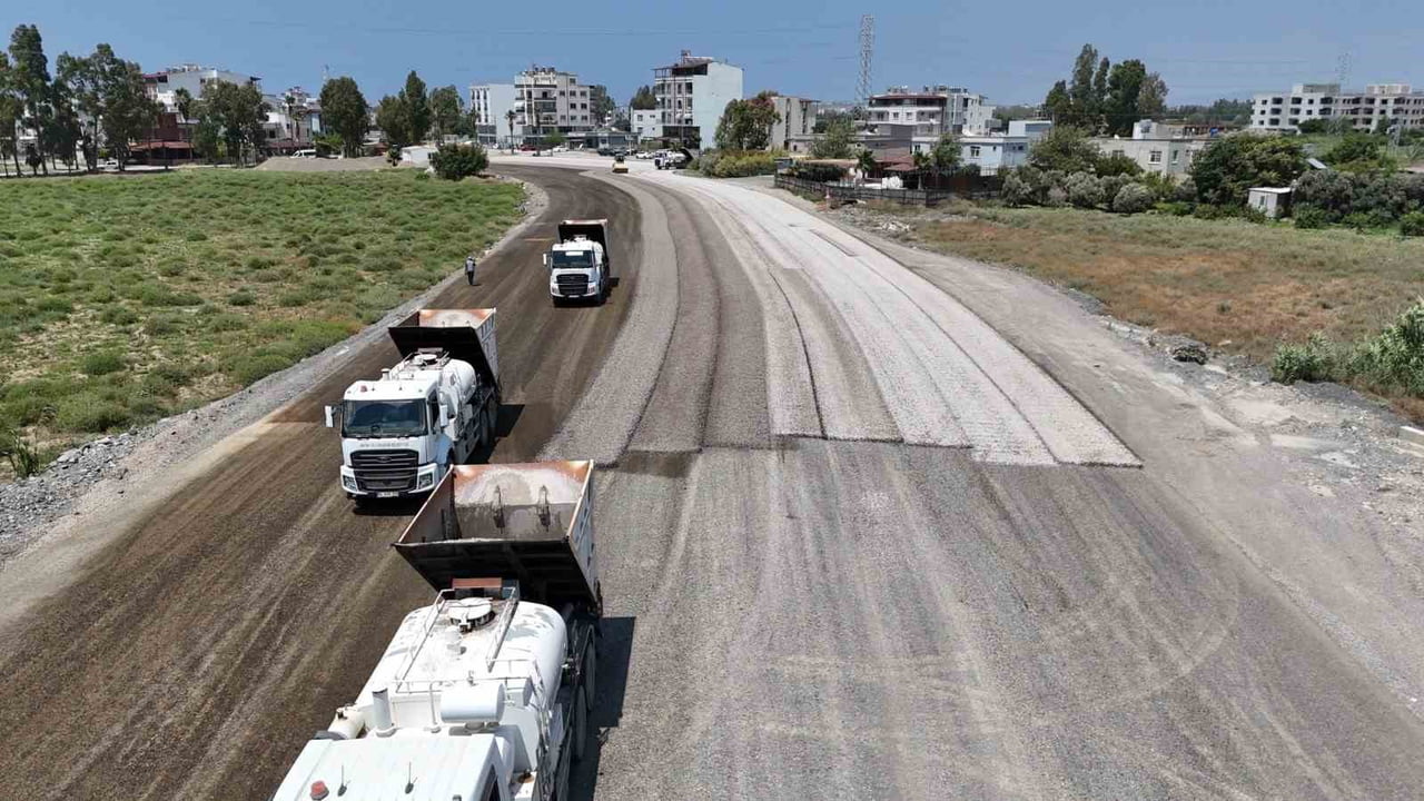 HATAY BÜYÜKŞEHİR BELEDİYESİ, ARSUZ ÇETİLLİK ÇEVRE YOLU’NUN 2. ETAP BAĞLANTI YOLUNU TAMAMLAYARAK...