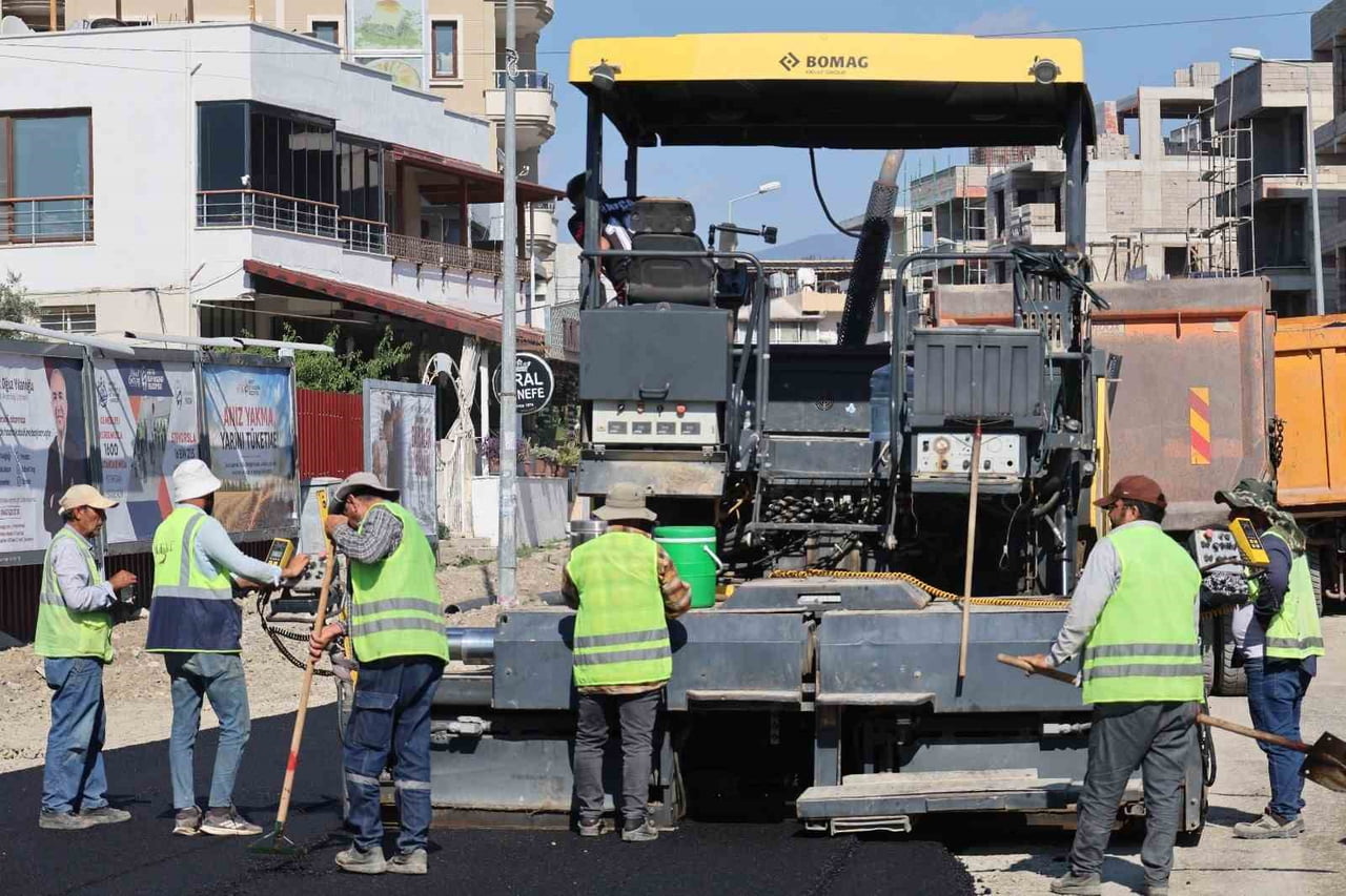 HATAY BÜYÜKŞEHİR BELEDİYESİ EKİPLERİ, ARSUZ’DA SAMİ OYTUN CADDESİ’NDE 800 METRELİK BETON ASFALT...