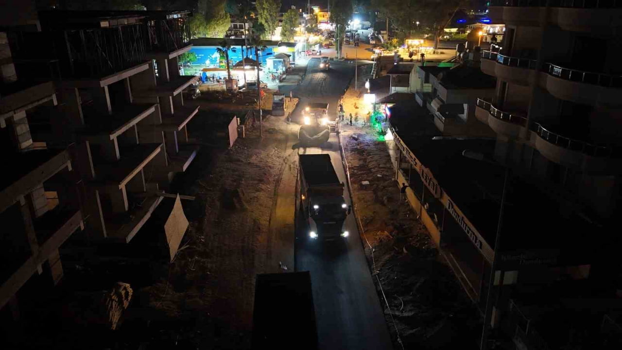 HATAY BÜYÜKŞEHİR BELEDİYESİ EKİPLERİ, ARSUZ’DA SAMİ OYTUN CADDESİ’NDE 800 METRELİK BETON ASFALT...