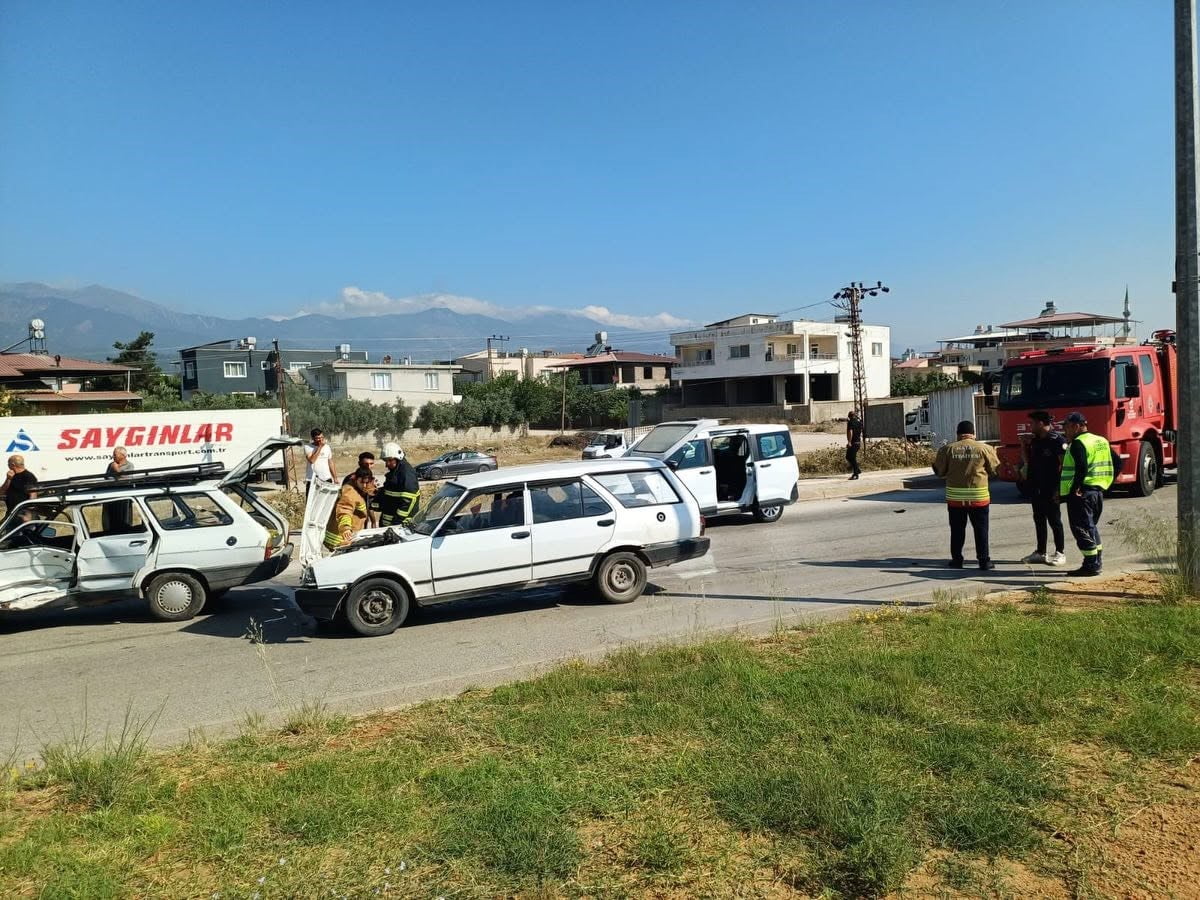 HATAY’DA 2 OTOMOBİLİN KAVŞAKTA ÇARPIŞTIĞI KAZADA 1 KİŞİ YARALANDI.