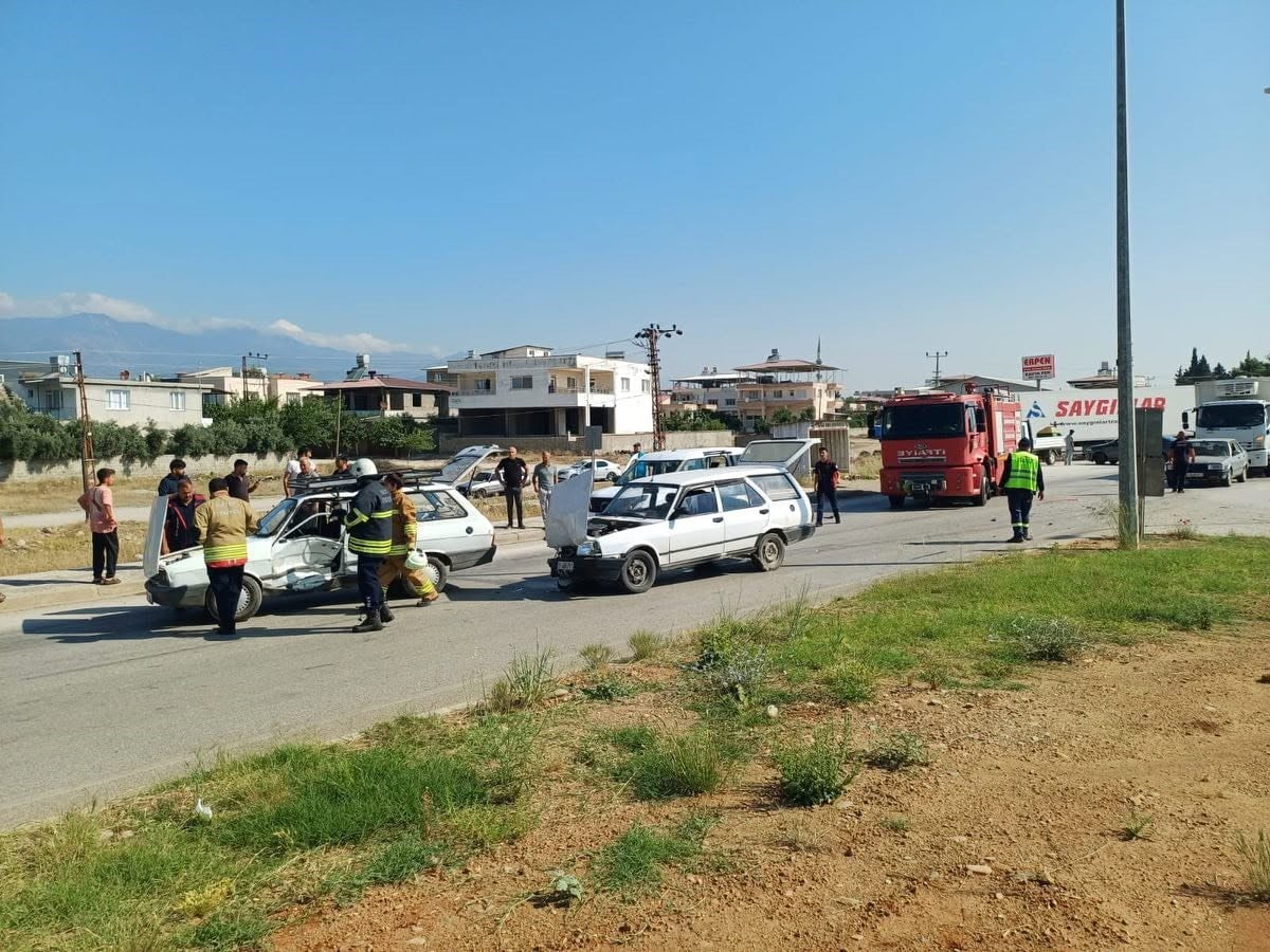 HATAY’DA 2 OTOMOBİLİN KAVŞAKTA ÇARPIŞTIĞI KAZADA 1 KİŞİ YARALANDI.