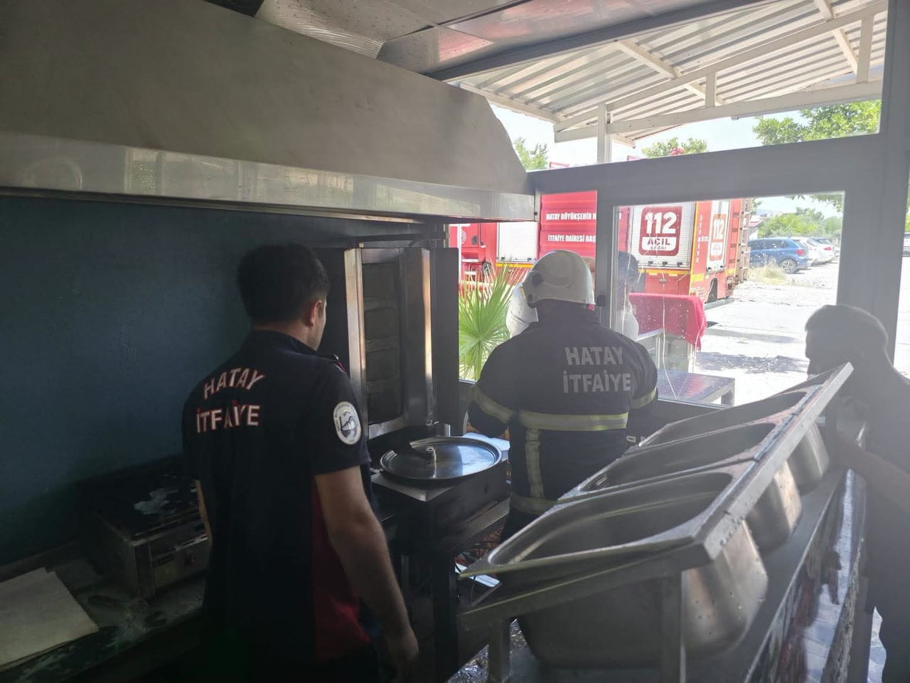 HATAY’DA ALEVLERE TESLİM OLARAK YANAN İŞ YERİ KULLANILMAZ HALE GELDİ.