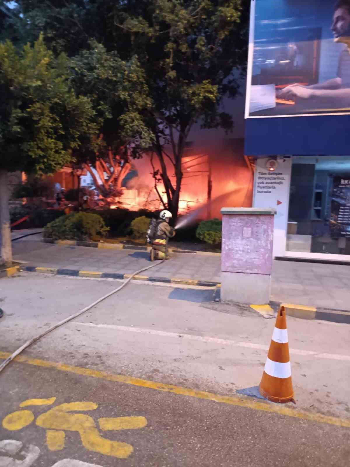 HATAY’DA ALEVLERE TESLİM OLARAK YANAN İŞ YERİ KULLANILMAZ HALE GELDİ.
