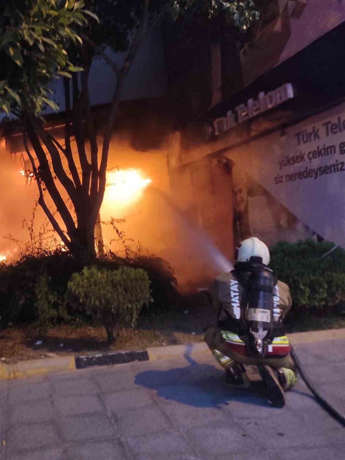 HATAY’DA ALEVLERE TESLİM OLARAK YANAN İŞ YERİ KULLANILMAZ HALE GELDİ.