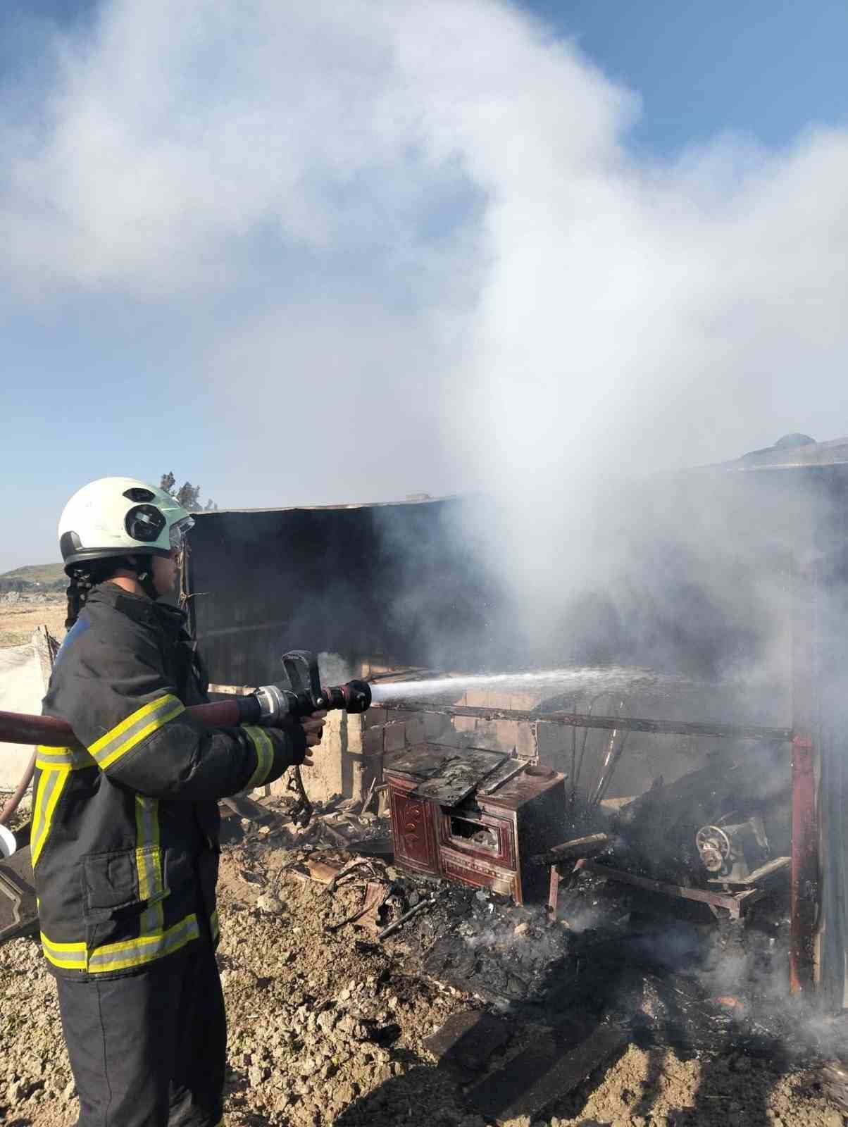 HATAY’DA BİR BAHÇEDE ODUNLUK KISMINDA ÇIKAN YANGIN BÜYÜMEDEN SÖNDÜRÜLDÜ.