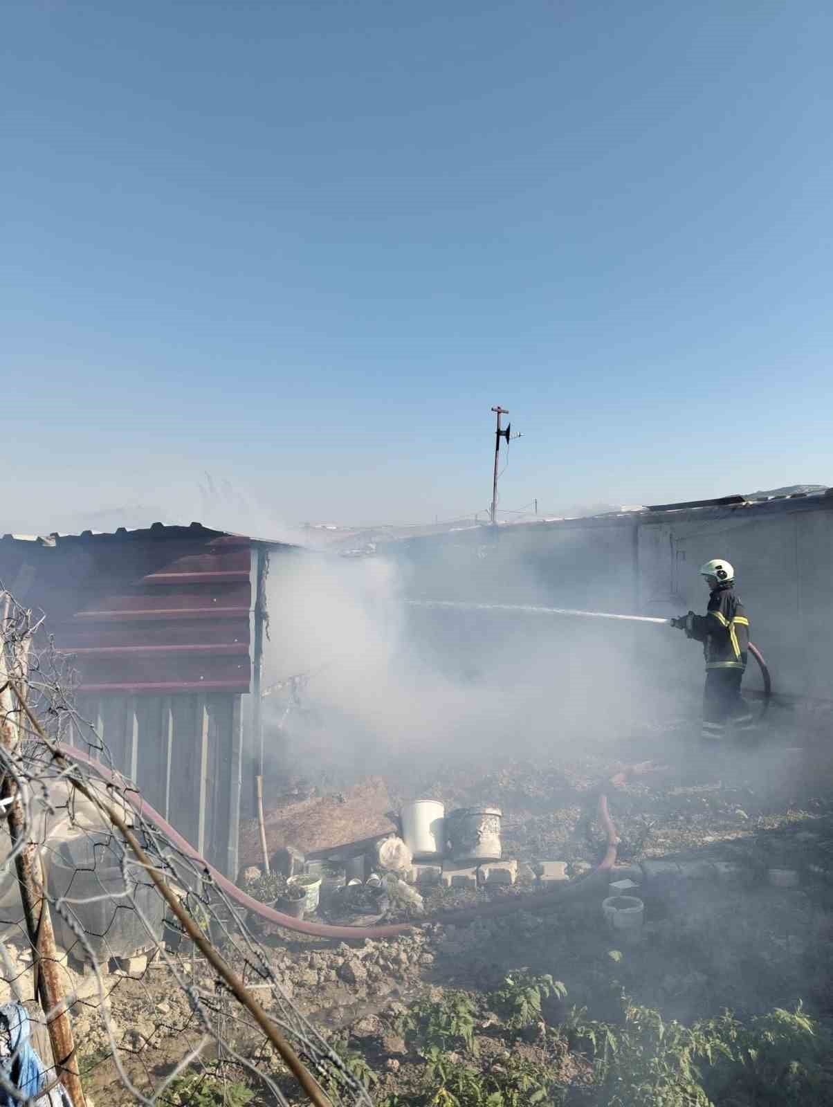 HATAY’DA BİR BAHÇEDE ODUNLUK KISMINDA ÇIKAN YANGIN BÜYÜMEDEN SÖNDÜRÜLDÜ.