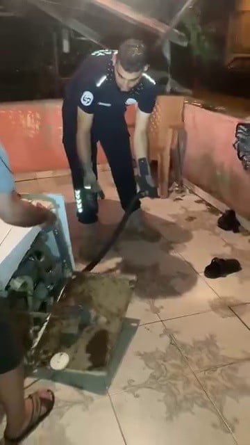 HATAY’DA BULAŞIK MAKİNESİNE GİREN VE PANİĞE NEDEN OLAN 2 METRELİK KARAYILAN İTFAİYE EKİPLERİ...
