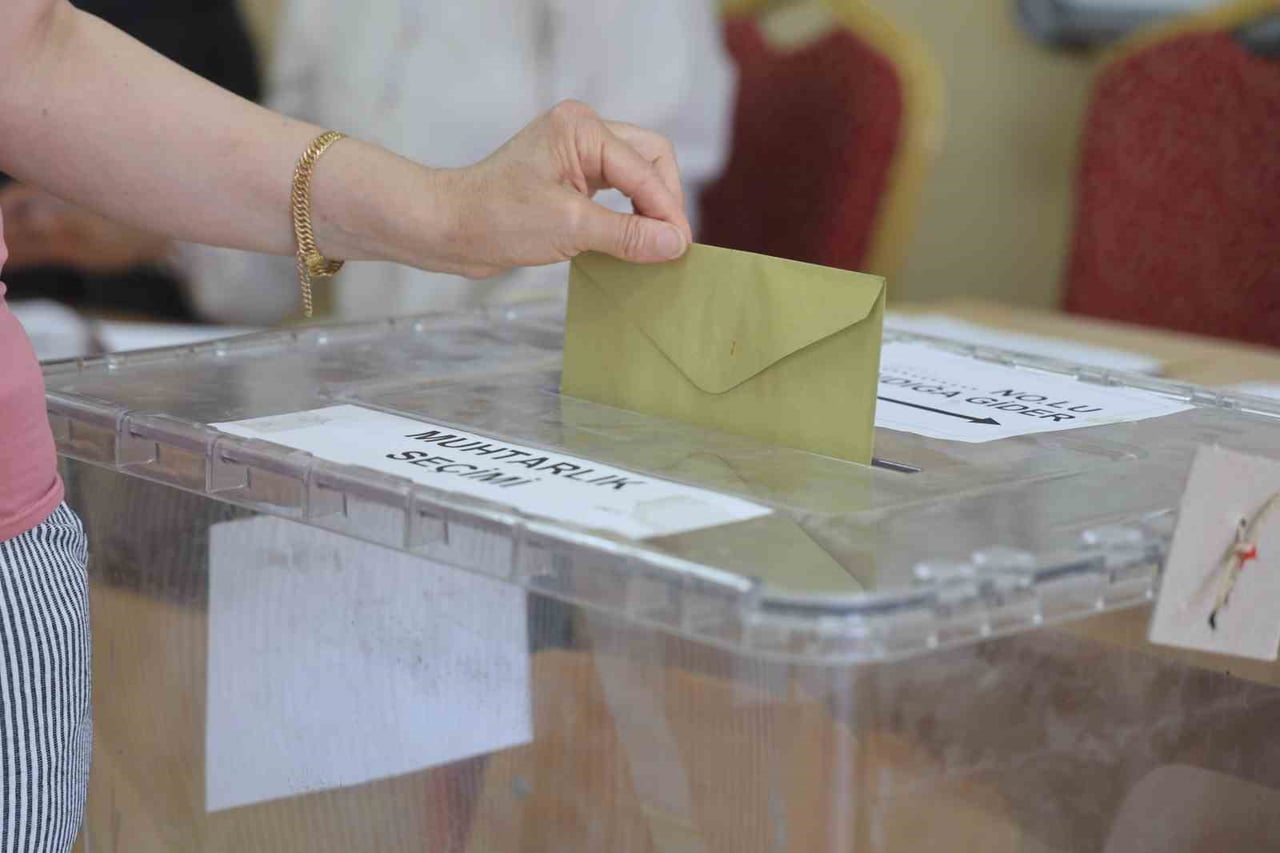 HATAY’DA ÇEŞİTLİ NEDENLERLE 5 MAHALLEDE MUHTARLIK İÇİN ARA SEÇİM HEYECANI YAŞANIYOR.