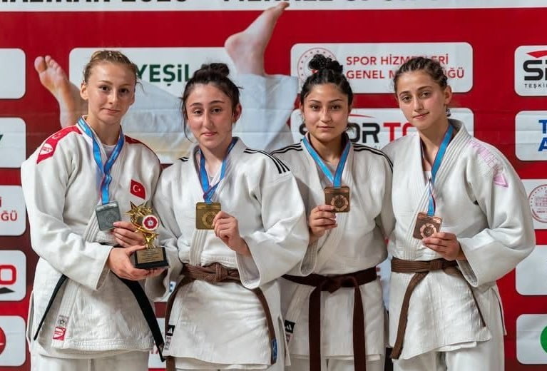 HATAY’DA DÜZENLENEN YEŞİLAY YILDIZLAR TÜRKİYE JUDO ŞAMPİYONASI’NDA MÜCADELE EDEN MANİSA’NIN...