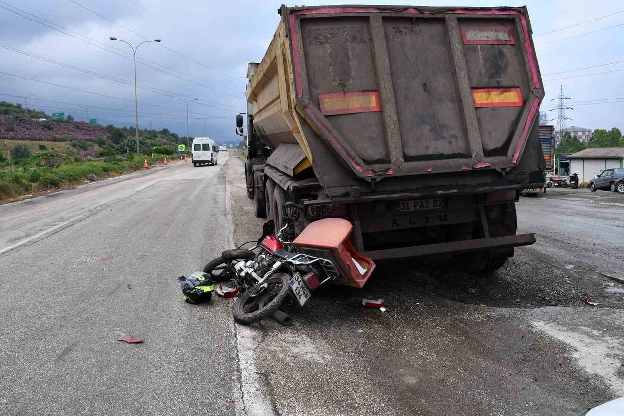 HATAY’DA HAFRİYAT KAMYONUYLA ÇARPIŞAN MOTOSİKLETİN SÜRÜCÜSÜ YARALANDI.