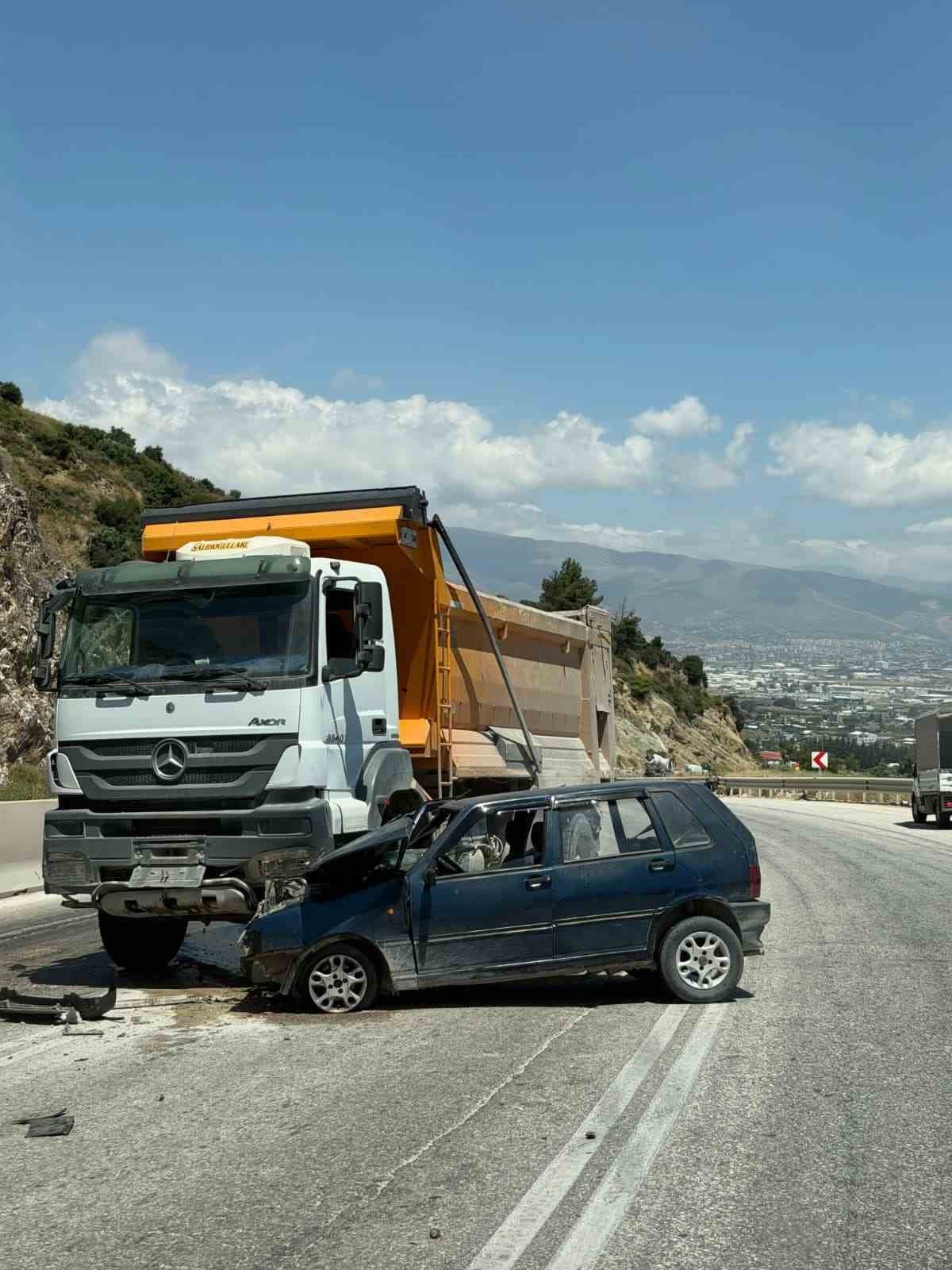 HATAY’DA HAFRİYAT KAMYONUYLA KAFA KAFAYA ÇARPIŞAN OTOMOBİLDEKİ 2 KİŞİ YARALANDI.