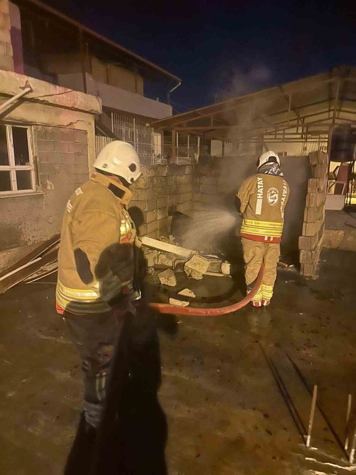 HATAY’DA MESKENİN ÇATI KATINDA ÇIKAN YANGIN, İTFAİYE EKİPLERİNİN HIZLI MÜDAHALESİYLE ÇEVREYE...