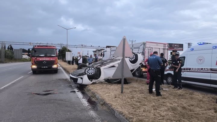 HATAY’DA ORTA REFÜJE ÇARPARAK TAKLA ATAN OTOMOBİLİN SÜRÜCÜSÜ YARALANDI.