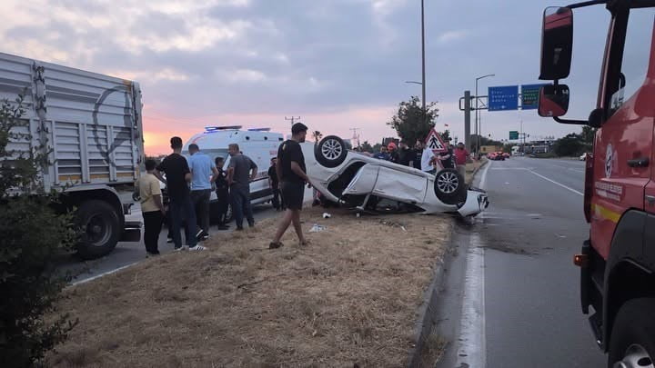 HATAY’DA ORTA REFÜJE ÇARPARAK TAKLA ATAN OTOMOBİLİN SÜRÜCÜSÜ YARALANDI.