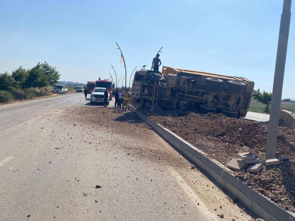 HATAY’DA ORTA REFÜJE ÇARPARAK YAN YATAN HAFRİYAT KAMYONUNUN SÜRÜCÜSÜ YARALANDI.