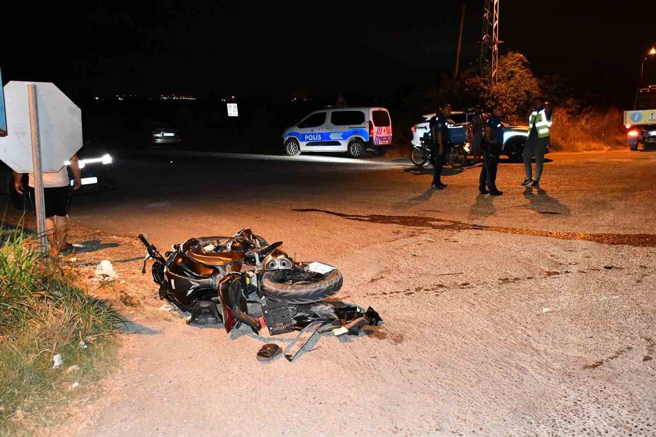 HATAY’DA OTOMOBİL İLE MOTOSİKLET ÇARPIŞMASIYLA 4 KİŞİ YARALANDI.