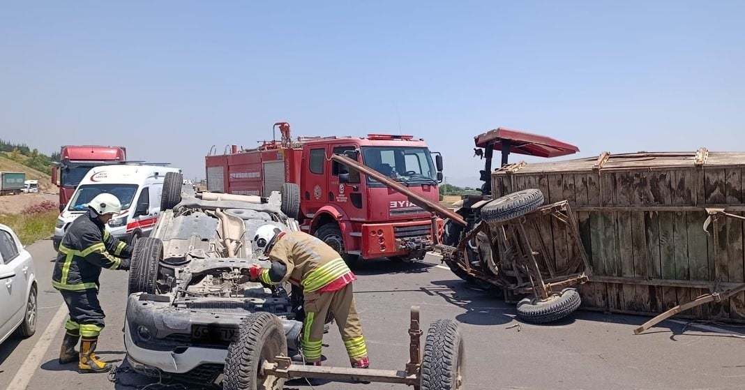 HATAY’DA OTOMOBİL VE TRAKTÖRÜN ÇARPIŞMASIYLA YAŞANAN KAZADA 2 KİŞİ YARALANDI