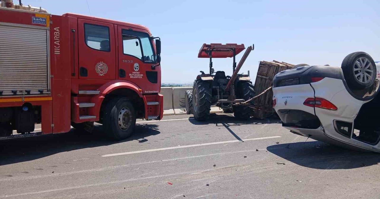 HATAY’DA OTOMOBİL VE TRAKTÖRÜN ÇARPIŞMASIYLA YAŞANAN KAZADA 2 KİŞİ YARALANDI