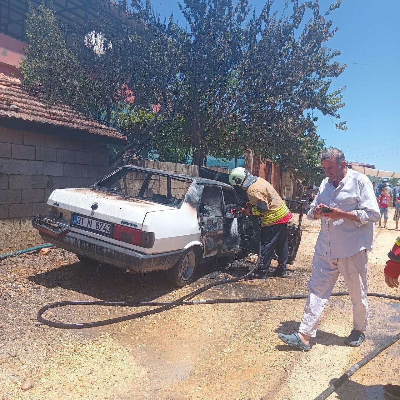 HATAY’DA PARK HALİNDEYKEN ALEVLERE TESLİM OLAN TOFAŞ MARKA OTOMOBİL YANARAK KULLANILMAZ HALE...