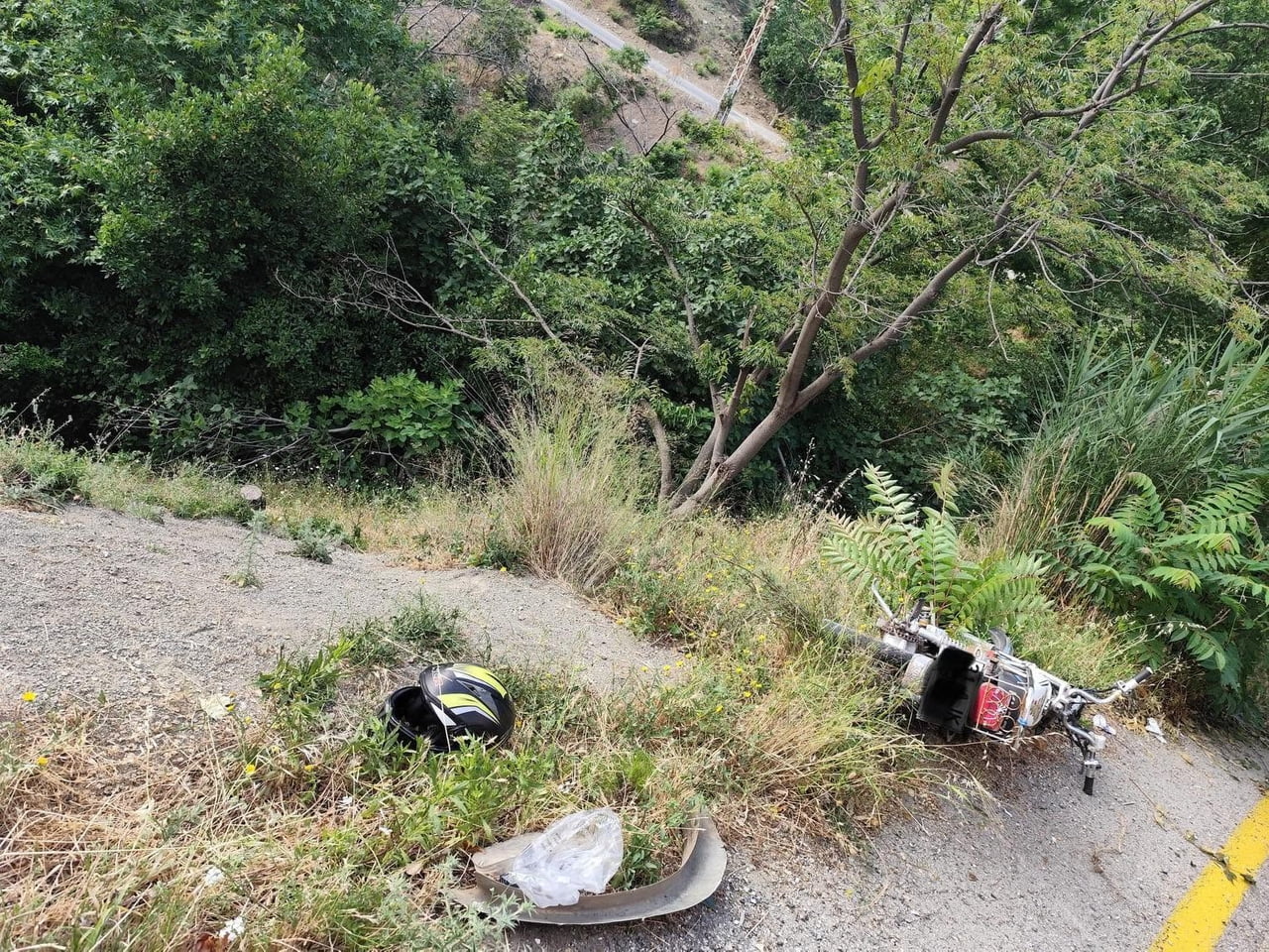HATAY’DA PİKAPLA ÇARPIŞARAK DEREYE UÇAN MOTOSİKLETİN YARALI SÜRÜCÜSÜ İTFAİYE EKİPLERİ TARAFINDAN...