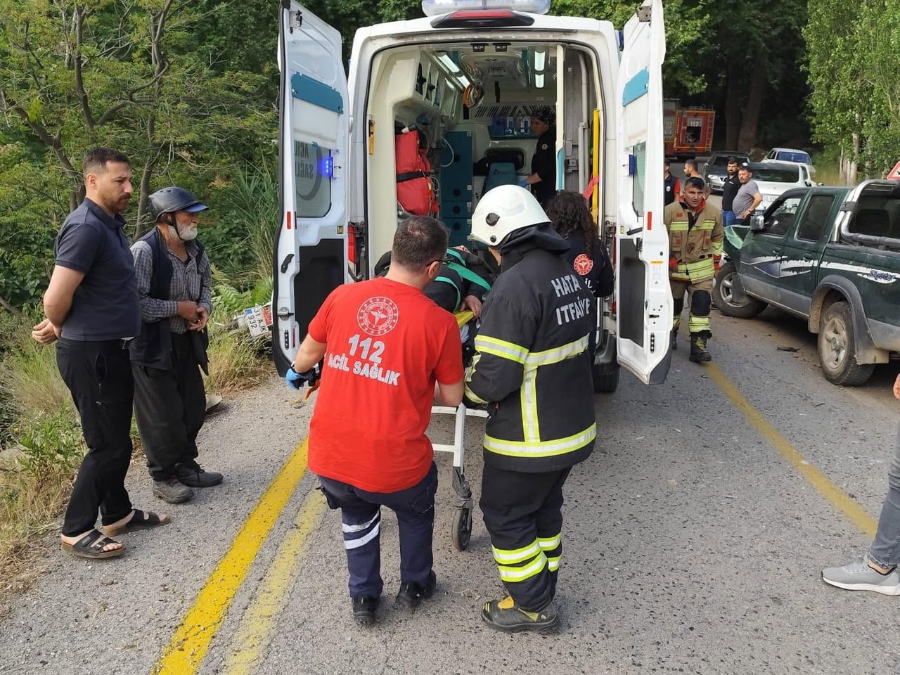 HATAY’DA PİKAPLA ÇARPIŞARAK DEREYE UÇAN MOTOSİKLETİN YARALI SÜRÜCÜSÜ İTFAİYE EKİPLERİ TARAFINDAN...