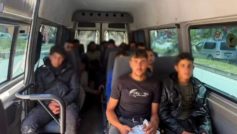 HATAY’DA POLİS EKİPLERİ TARAFINDAN GERÇEKLEŞTİRİLEN ÇALIŞMALARDA 2 ARAÇ İÇERİSİNDE 24 GÖÇMEN...