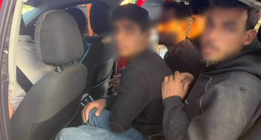 HATAY’DA POLİS EKİPLERİ TARAFINDAN GERÇEKLEŞTİRİLEN OPERASYONDA 2 TİCARİ TAKSİ İÇERİSİNDE 5...