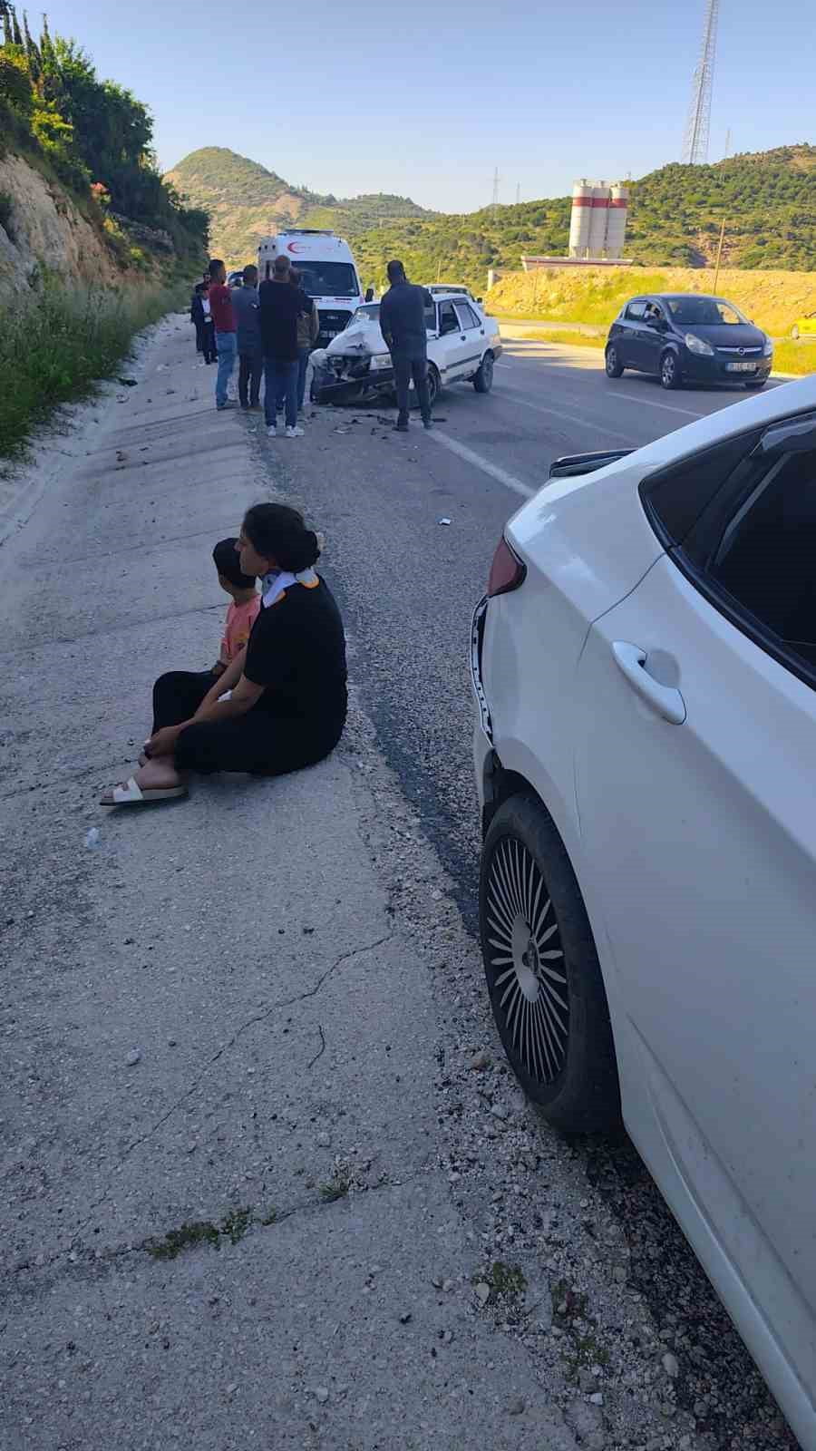 HATAY’DA SEYİR HALİNDE OLAN İKİ OTOMOBİLİN ÇARPIŞTIĞI KAZADA 3 KİŞİ HAFİF YARALANDI.