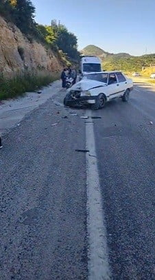 HATAY’DA SEYİR HALİNDE OLAN İKİ OTOMOBİLİN ÇARPIŞTIĞI KAZADA 3 KİŞİ HAFİF YARALANDI.