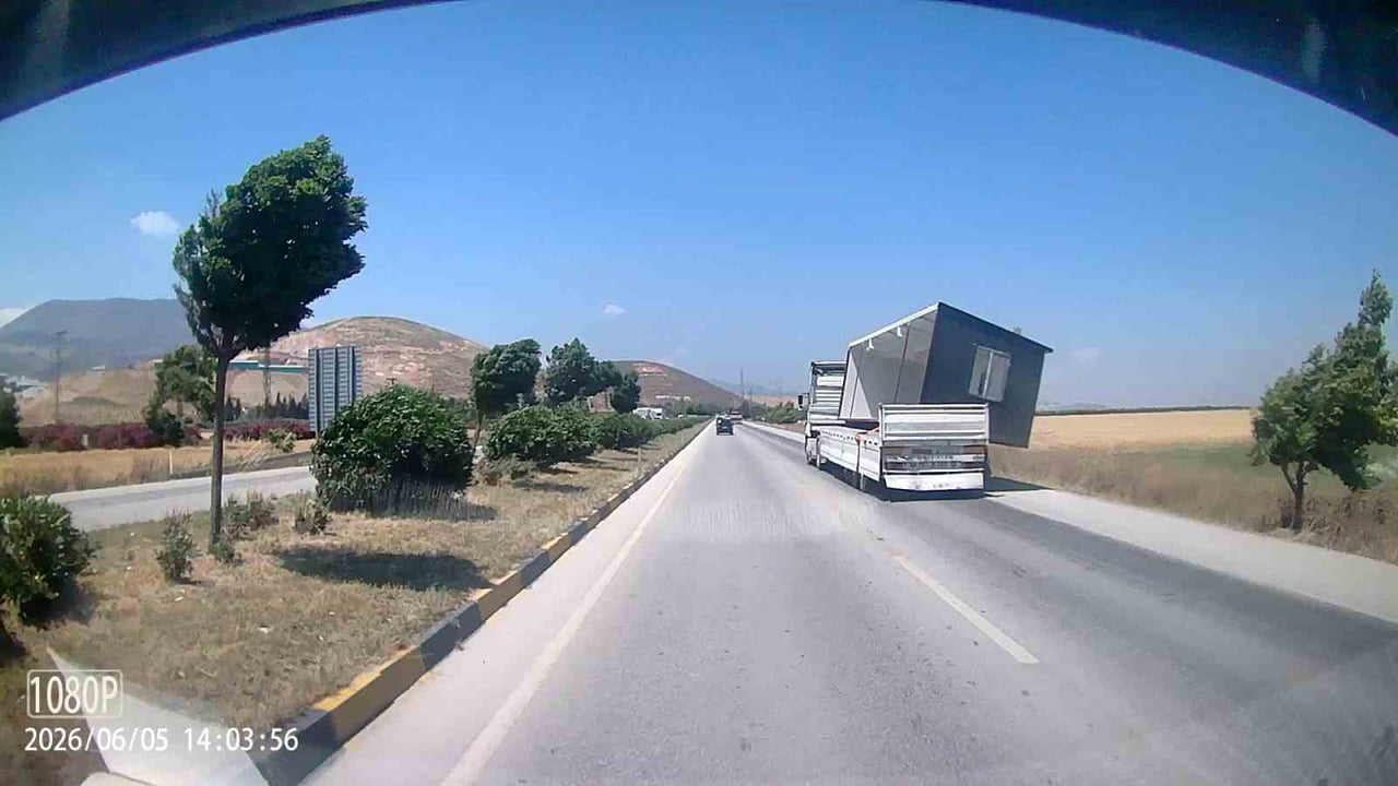 HATAY’DA SEYİR HALİNDEKİ TIRDA YÜKLÜ KONTEYNERİN FIRTINANIN ETKİSİYLE UÇTUĞU ANLAR ARAÇ KAMERASINA...