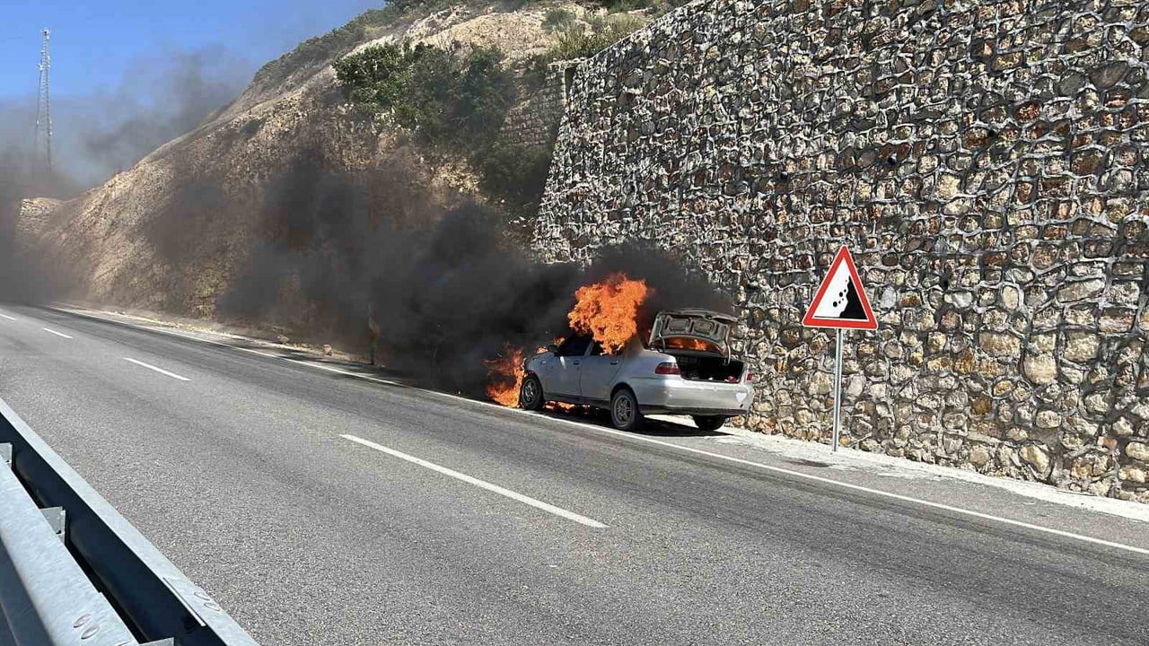 HATAY’DA SEYİR HALİNDEYKEN MOTOR KISMI ALEVLERE TESLİM OLAN FİAT MARKA OTOMOBİL YANARAK...