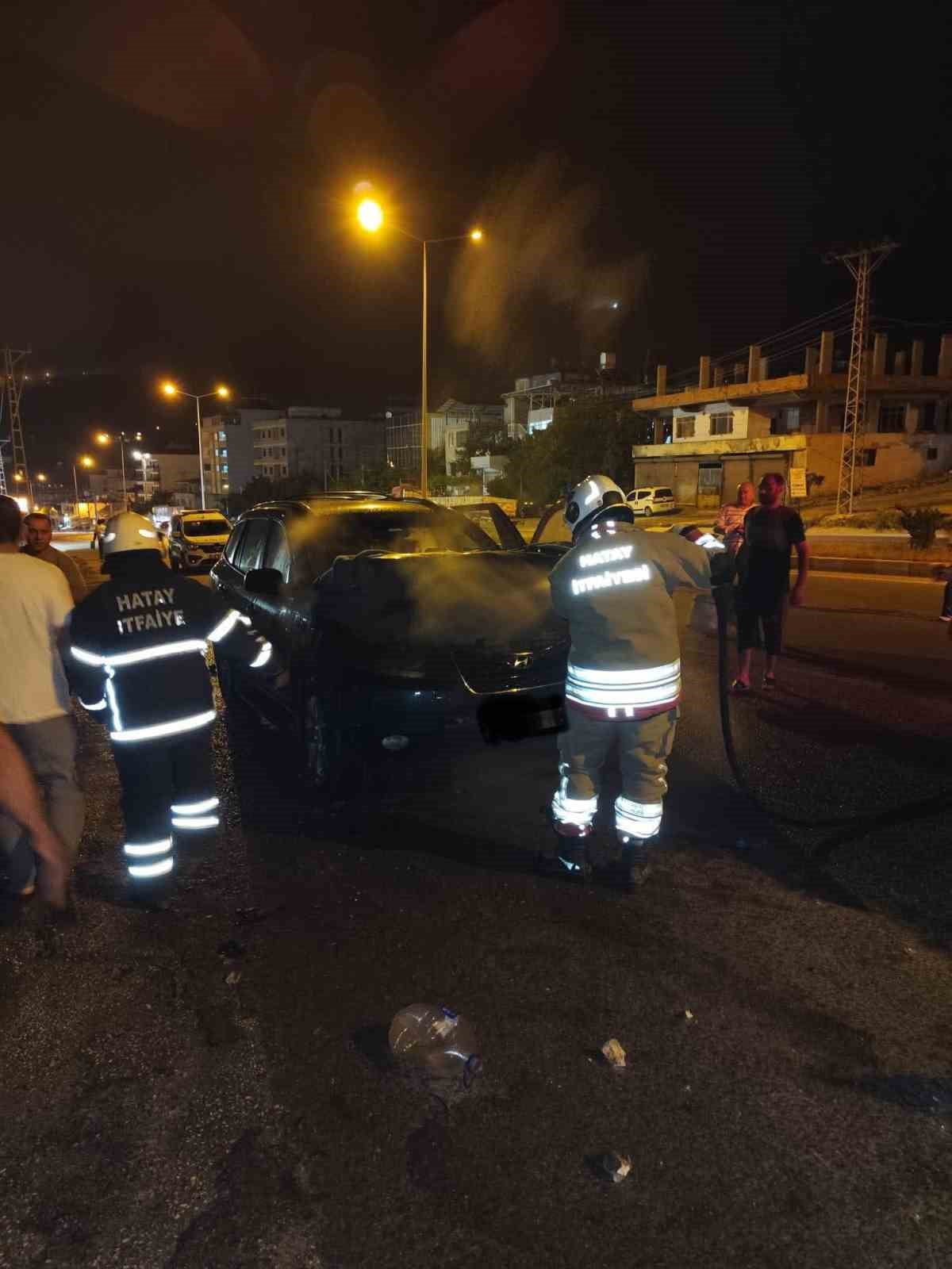 HATAY’DA SEYİR HALİNDEYKEN MOTOR KISMI ALEVLERE TESLİM OLAN OTOMOBİLDE ÇIKAN YANGIN...