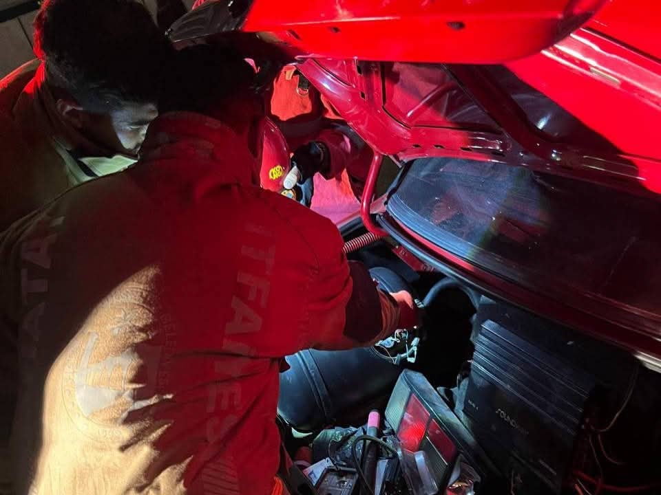 HATAY’DA SEYİR HALİNDEYKEN MOTOR KISMI ALEVLERE TESLİM OLAN OTOMOBİLDE ÇIKAN YANGIN...