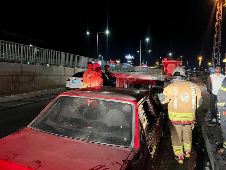 HATAY’DA SEYİR HALİNDEYKEN MOTOR KISMI ALEVLERE TESLİM OLAN OTOMOBİLDE ÇIKAN YANGIN...
