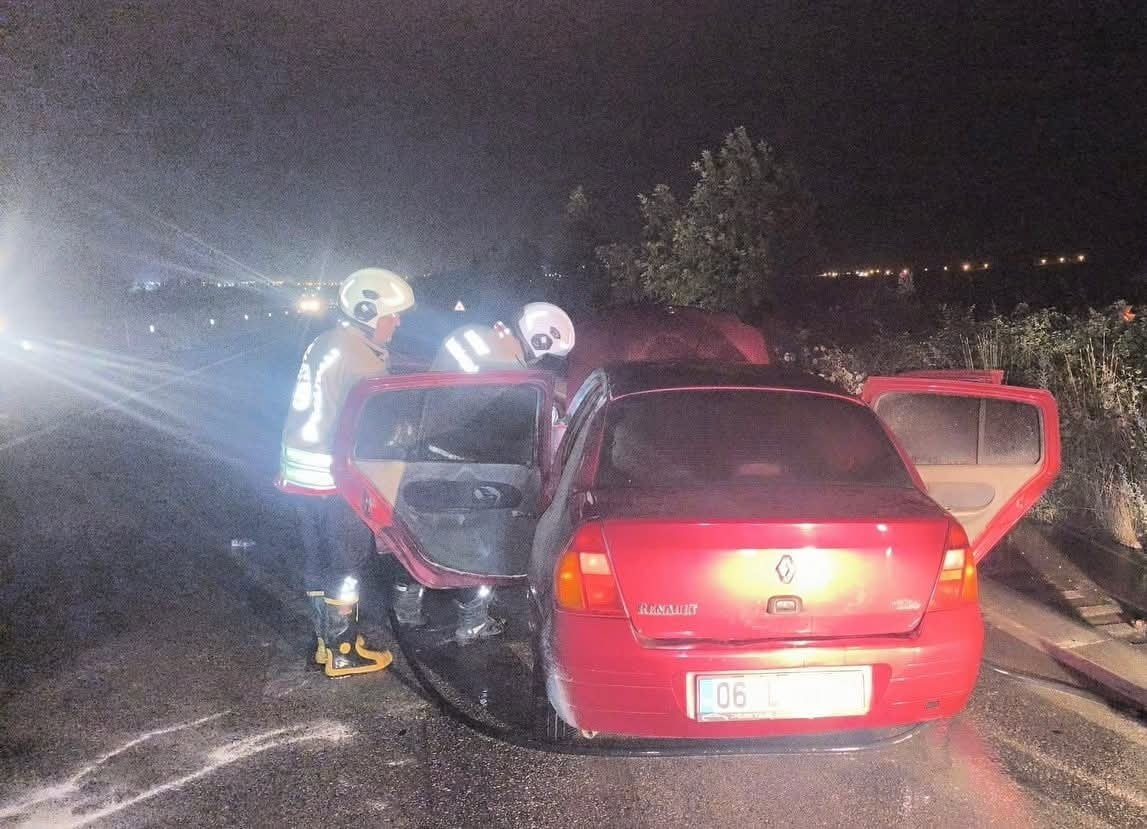 HATAY’DA SEYİR HALİNDEYKEN MOTOR KISMI ALEVLERE TESLİM OLAN OTOMOBİLDE ÇIKAN YANGIN...