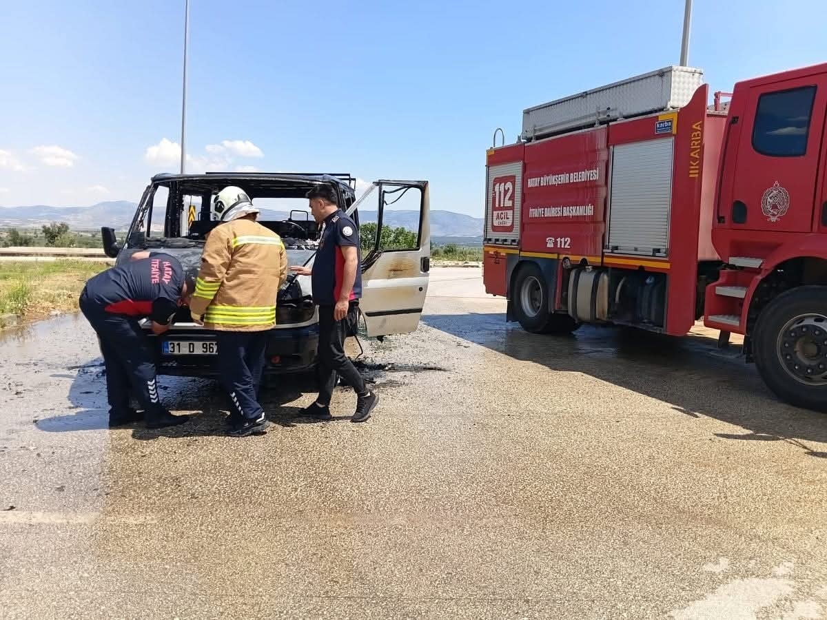 HATAY’DA SEYİR HALİNDEYKEN MOTOR KISMI ALEVLERE TESLİM OLAN OTOMOBİLDE ÇIKAN YANGIN...
