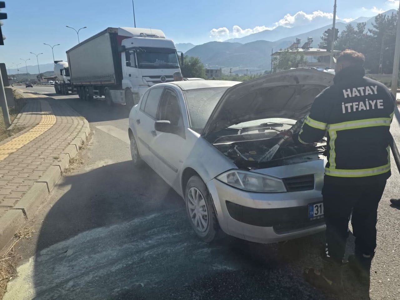 HATAY’DA SEYİR HALİNDEYKEN MOTOR KISMI ALEVLERE TESLİM OLAN OTOMOBİLDE ÇIKAN YANGIN...